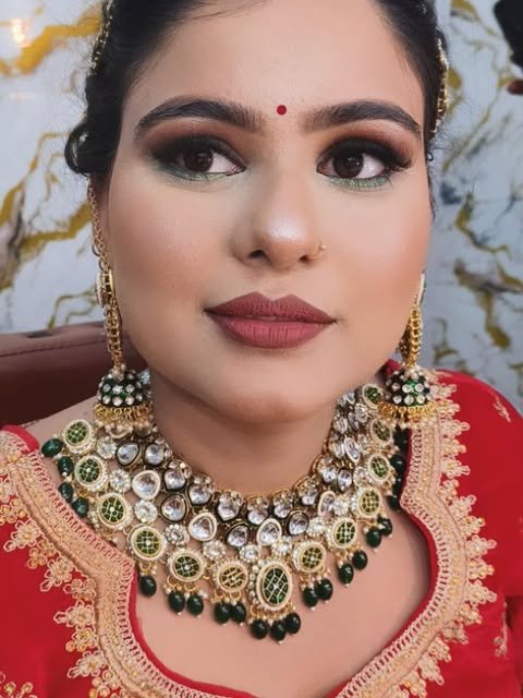 A detailed makeup look from Shingar Beauty Sallon